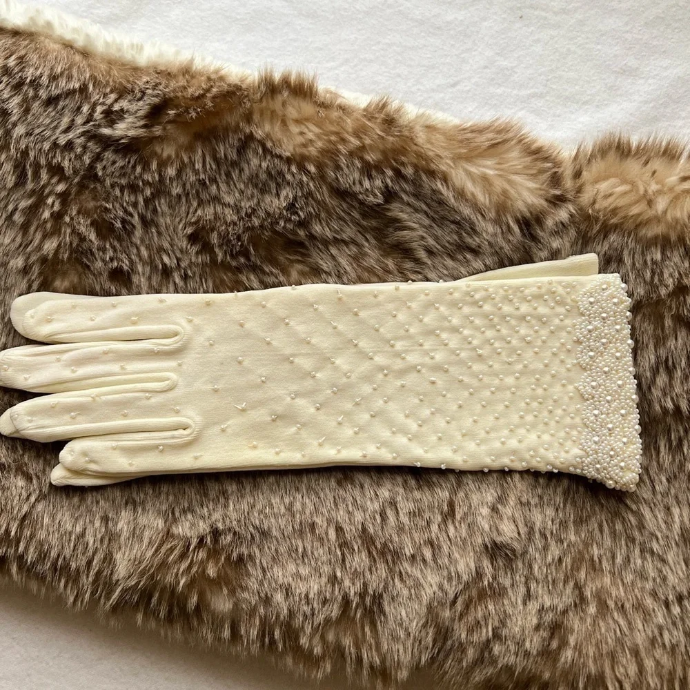 Beautiful cream/off white beaded gloves one size, stretch, made in Hong Kong New